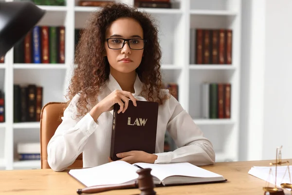 Jueza Femenina Con Libro Lugar Trabajo Sala Del Tribunal — Foto de Stock