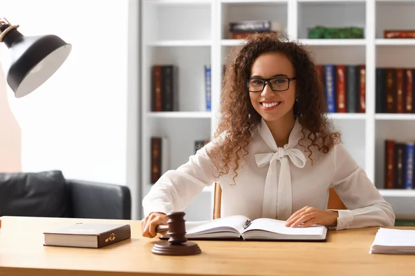 Jueza Con Mazo Lugar Trabajo Sala Del Tribunal —  Fotos de Stock