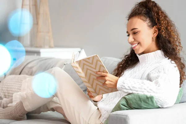 Mulher Muito Jovem Lendo Livro Interessante Casa — Fotografia de Stock