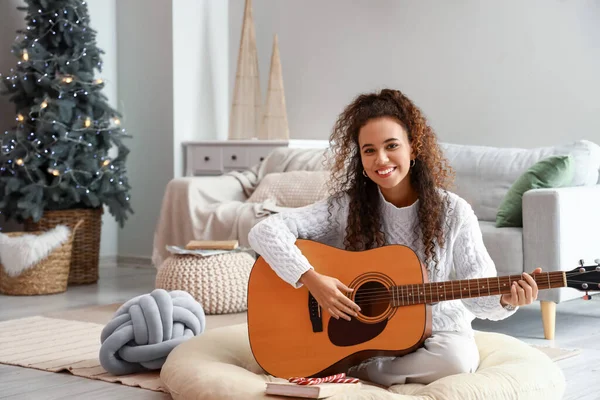 Glad Ung Kvinna Med Gitarr Hemma Julafton — Stockfoto