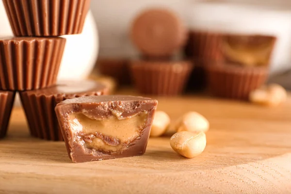 땅콩버터가 맛있는 초콜릿 캔디가 이사회 클로즈업 — 스톡 사진