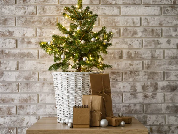 Calendario Artesanía Blanco Decoración Navidad Mesa Cerca Pared Ladrillo Ligero —  Fotos de Stock