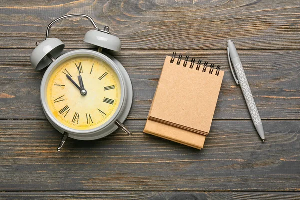 Blank Craft Calendar Alarm Clock Pen Dark Wooden Background — Stock Photo, Image