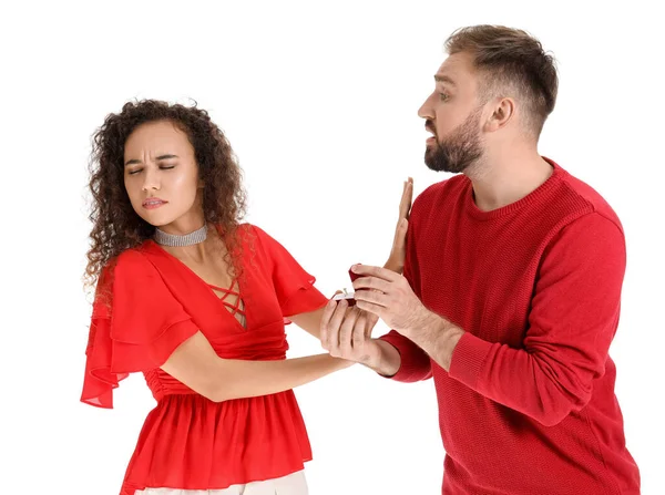 Jonge Afro Amerikaanse Vrouw Verwerpt Huwelijksaanzoek Witte Achtergrond — Stockfoto