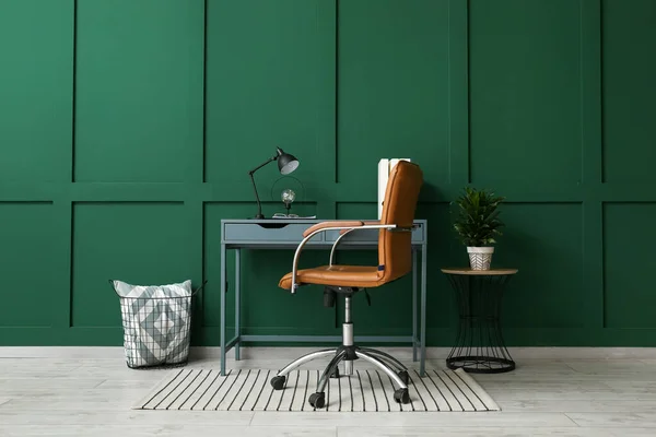 Interior Oficina Elegante Con Lugar Trabajo Moderno Pared Verde — Foto de Stock