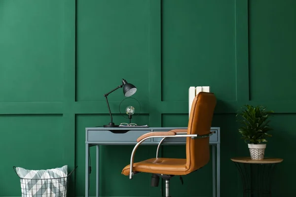 Moderní Pracoviště Lampami Zelené Stěny — Stock fotografie