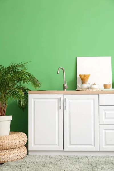 Interior Stylish Kitchen White Counter Sink Frame Green Wall — Stock Photo, Image