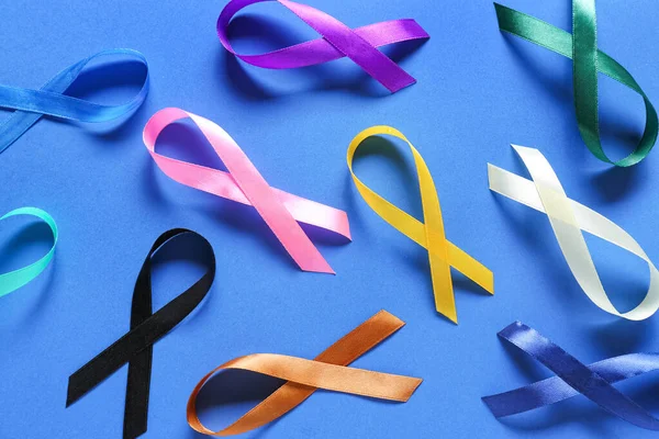 Många Medvetenhet Band Blå Bakgrund World Cancer Day Närbild — Stockfoto