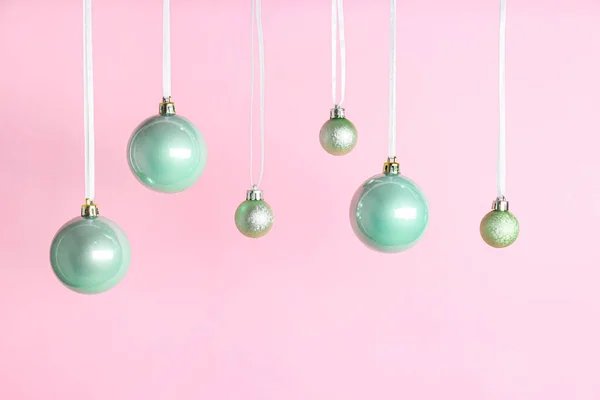 ピンクの背景に異なるクリスマスボール — ストック写真