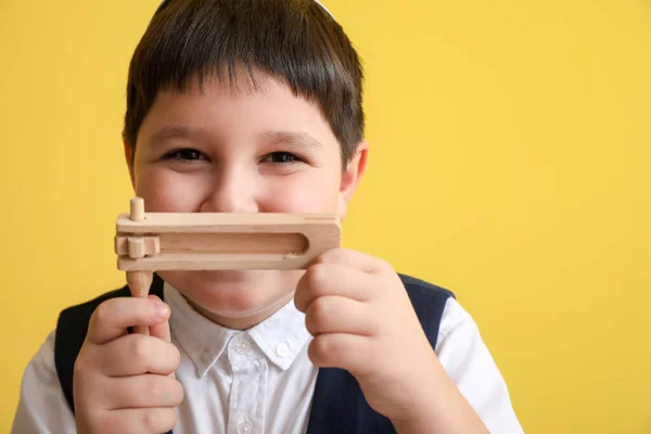 Piccolo Ragazzo Ebreo Con Gragger Festa Purim Sfondo Colore — Foto Stock