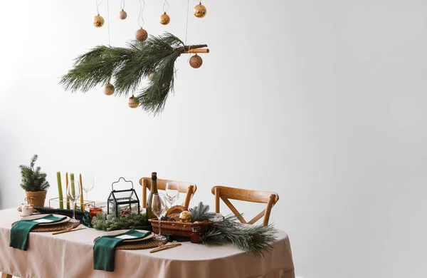 ダイニングルームでのクリスマスお祝いのためのお祭りテーブル設定 — ストック写真