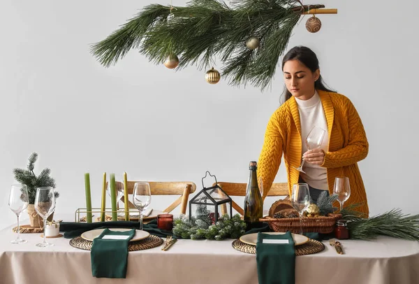 Vrouw Dekken Een Tafel Voor Kerstdiner Thuis — Stockfoto