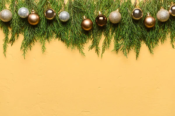 Χριστουγεννιάτικη Σύνθεση Κωνοφόρα Κλαδιά Και Διακοσμήσεις Στο Φόντο Χρώμα — Φωτογραφία Αρχείου