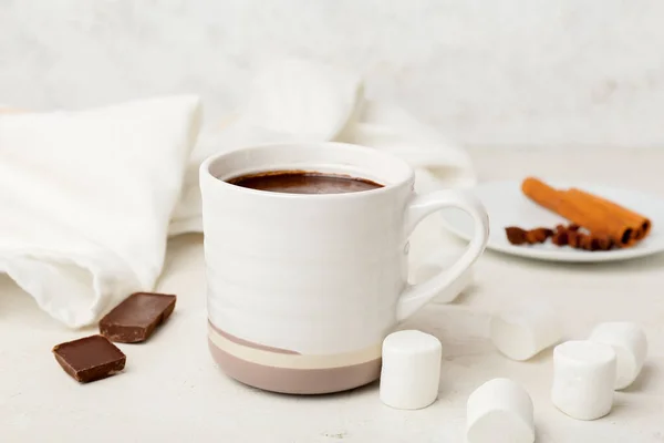 Чашка Натурального Горячего Шоколада Зефиром Белом Фоне — стоковое фото