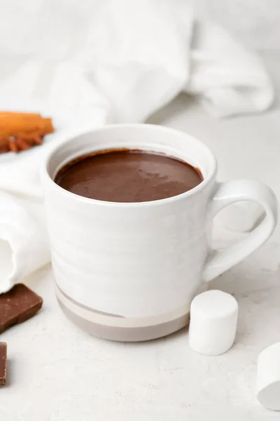 Tasse Natürliche Heiße Schokolade Mit Marshmallow Auf Weißem Hintergrund — Stockfoto