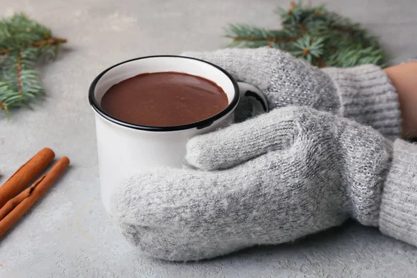 Frau Hält Tasse Mit Natürlicher Heißer Schokolade Auf Hellem Hintergrund — Stockfoto