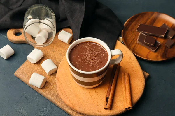 Tasse Natürliche Heiße Schokolade Mit Marshmallow Auf Schwarzem Hintergrund — Stockfoto