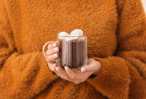 Donna Possesso Tazza Vetro Gustosa Cioccolata Calda Con Marshmallow Primo — Foto Stock