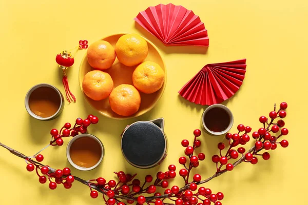 Chá Tradicional Com Símbolos Chineses Fundo Amarelo — Fotografia de Stock