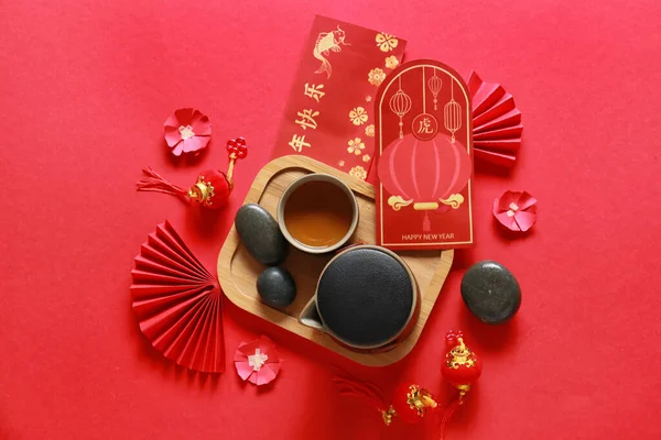Envelopes Vermelhos Com Chá Símbolos Chineses Fundo Cor Celebração Ano — Fotografia de Stock