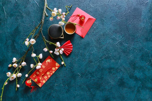 Envelopes Vermelhos Com Símbolos Chineses Fundo Escuro Celebração Ano Novo — Fotografia de Stock