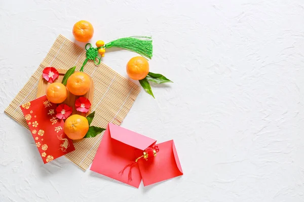 Envelopes Vermelhos Com Tangerinas Chinesas Sobre Fundo Branco Celebração Ano — Fotografia de Stock