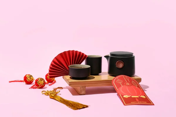 Červená Obálka Čajem Čínské Symboly Barevném Pozadí Novoroční Oslava — Stock fotografie