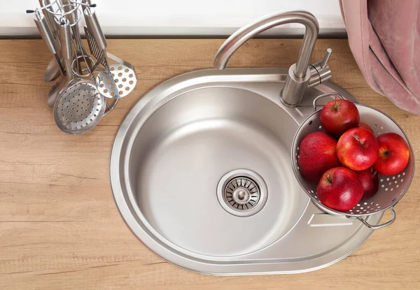 Colander Apples Silver Sink Modern Kitchen — Stock Photo, Image