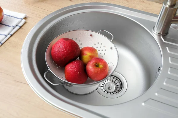 Colander Apples Silver Sink Closeup — Stock Photo, Image