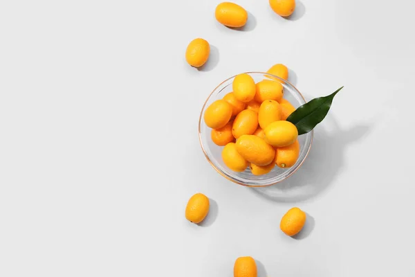 Bol Avec Savoureux Fruits Kumquat Sur Fond Blanc — Photo
