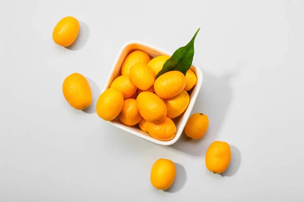 Bol Avec Savoureux Fruits Kumquat Sur Fond Blanc — Photo