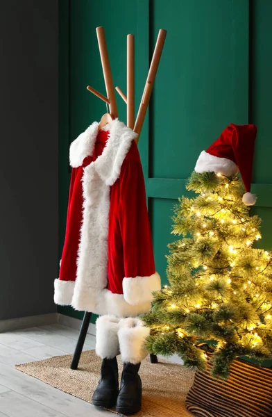 Костюм Санта Клауса Елкой Возле Зеленой Стены Номере — стоковое фото