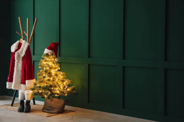Traje Papai Noel Com Árvore Natal Perto Parede Verde Quarto — Fotografia de Stock