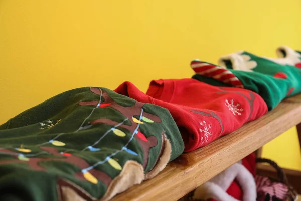Скамейка Сложенной Рождественской Одеждой Номере — стоковое фото
