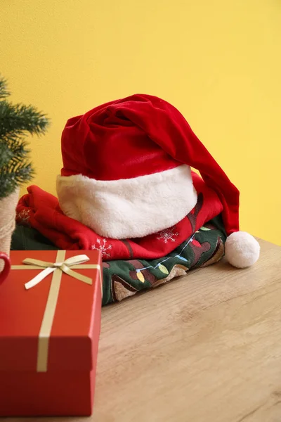 Christmas Clothes Gift Santa Hat Chest Drawers Room — Stock Photo, Image