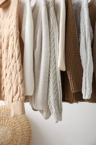 Soyunma odasında şık kazaklar asılı.