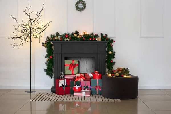 Beautifully Decorated Fireplace Christmas Celebration Gifts Living Room — Stock Photo, Image