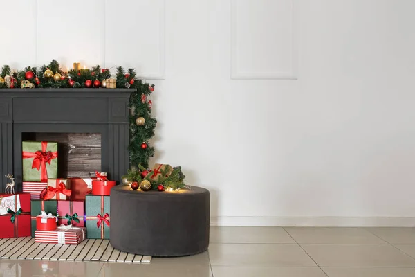Noel Kutlaması Için Güzel Dekore Edilmiş Şömine Oturma Odasında Hediyeler — Stok fotoğraf