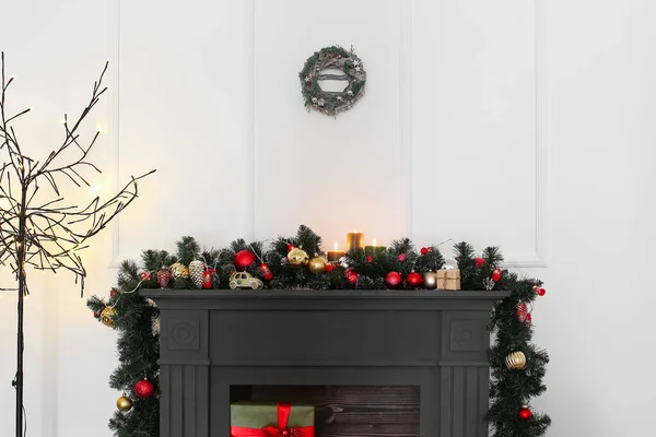 Bellamente Decorado Chimenea Para Celebración Navidad Sala Estar — Foto de Stock