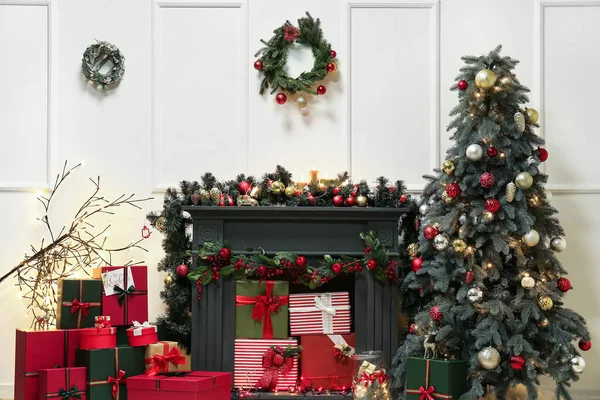크리스마스 트리와 거실에서의 선물로 아름답게 장식된 벽난로 — 스톡 사진