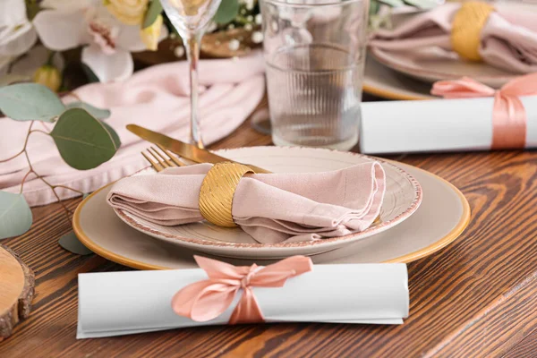 Düğün davetiyeleriyle çok güzel bir masa.