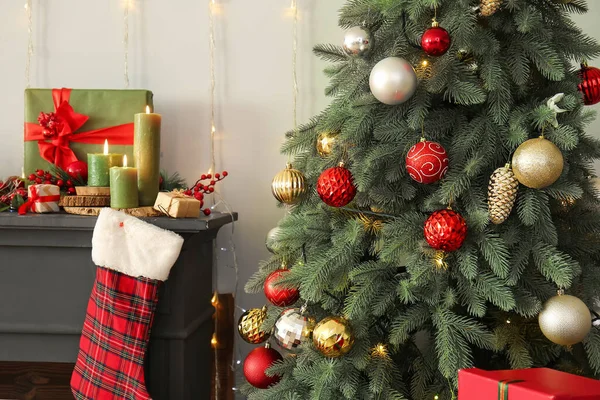 Kerstboom Buurt Van Ingerichte Open Haard Woonkamer — Stockfoto