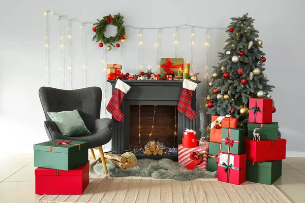 Stílusos Díszített Kandalló Karácsonyfa Nappaliban — Stock Fotó