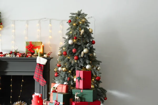Árbol Navidad Cerca Chimenea Decorada Sala Estar —  Fotos de Stock