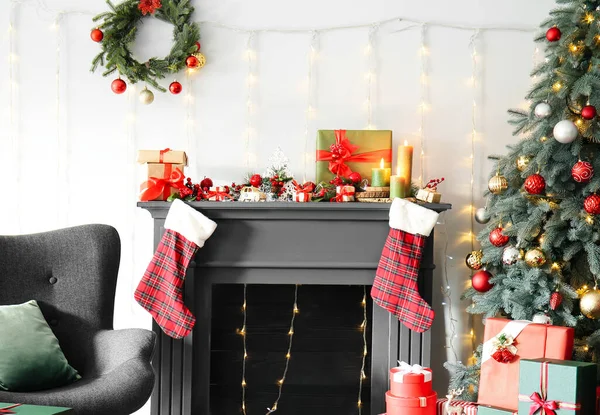 Süslü Şömine Noel Ağacı Oturma Odasında — Stok fotoğraf