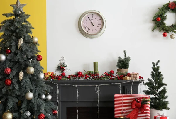 Stylish Decorated Fireplace Christmas Tree Living Room — Stock Photo, Image