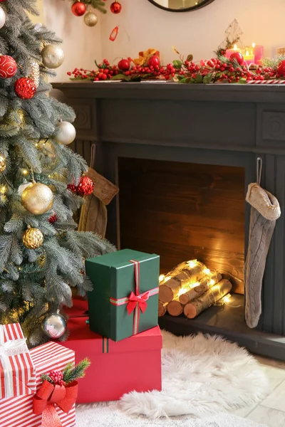 Árbol Navidad Con Regalos Cerca Chimenea Sala Estar —  Fotos de Stock