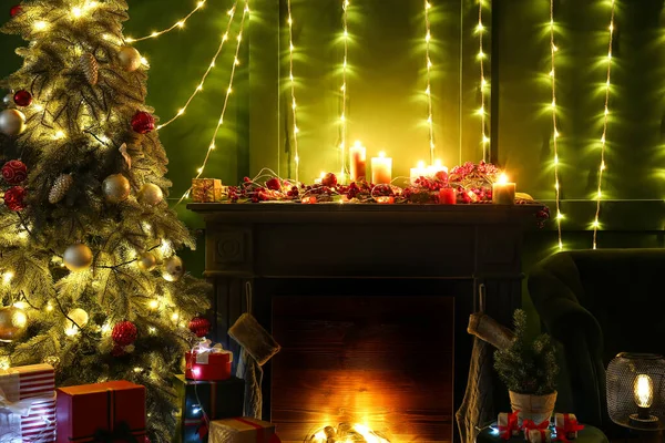 Julgran Nära Dekorerad Öppen Spis Och Glödande Krans Vardagsrummet Natten — Stockfoto