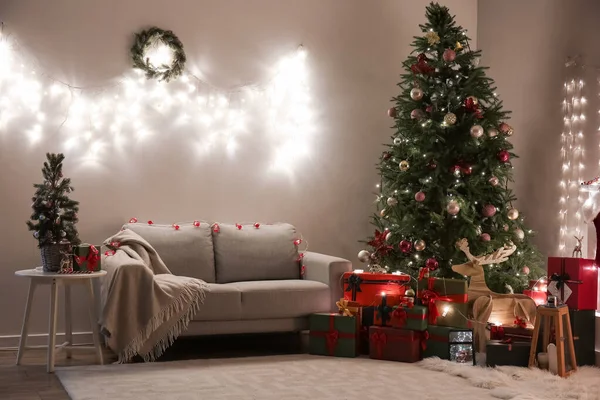 Interieur Woonkamer Met Kerstboom Gloeiende Bloemenslinger Nachts — Stockfoto