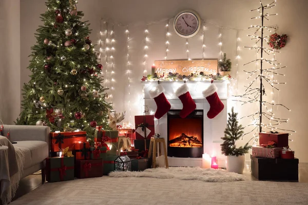 Interieur Woonkamer Met Kerstboom Open Haard Gloeiende Bloemenslinger Nachts — Stockfoto